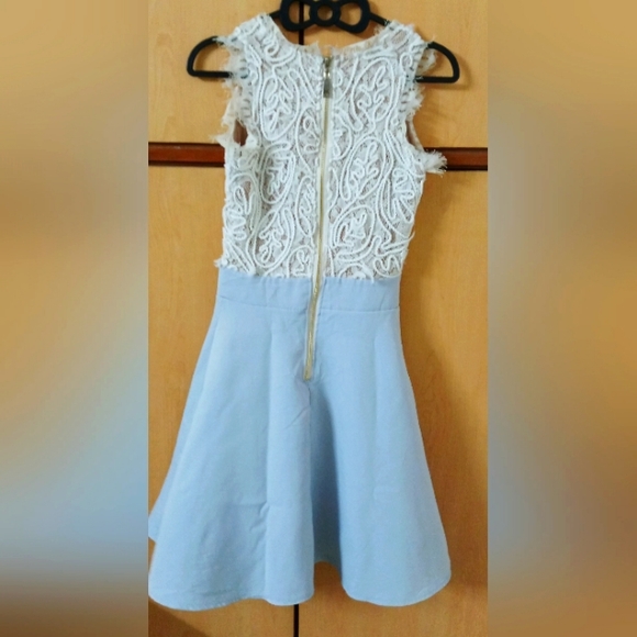 Beautiful dress - Picture 3 of 5